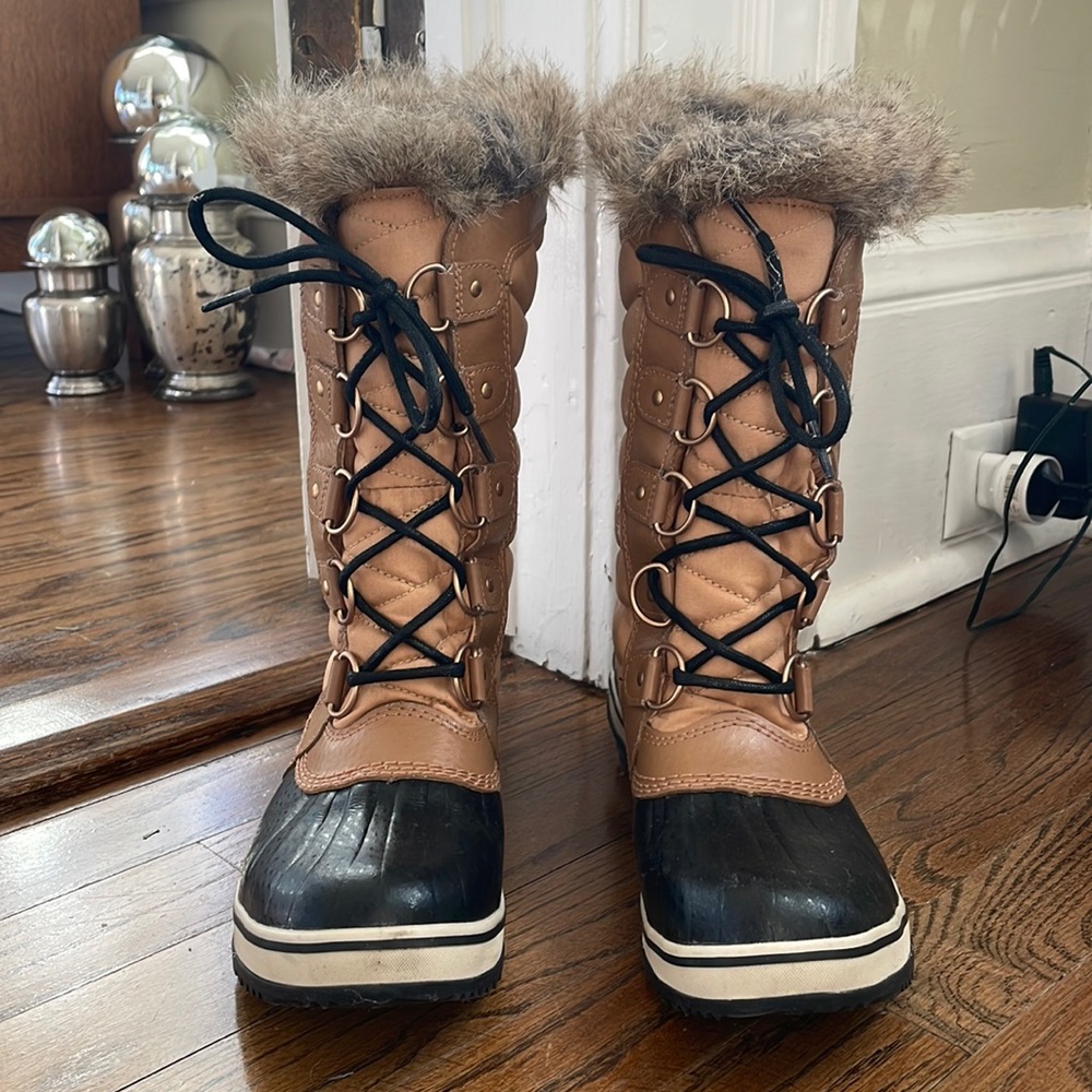 Women’s Sorel boots.